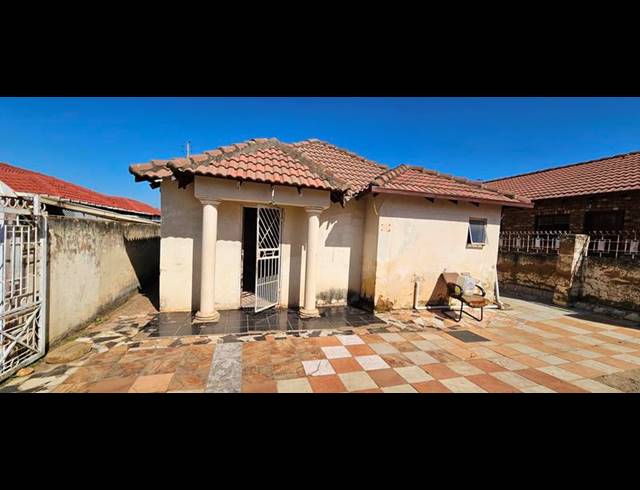 4 BEDROOM HOUSE FOR SALE IN LOTUS GARDENS